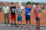 Najlepsi tenisiści w JBB Nadzieja Cup. Drugi od prawej Wiktor Kosowski