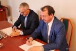 Porozumienie podpisują: prezes SM Perspektywa Leszek Konopka (z prawej) i Witold Marek Zacharzewski, prezes zarządu Development Sp.j. Zacharzewski i Skowroński (z lewej)