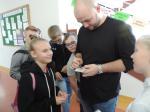 Adam Kownacki z uczniami ZSS