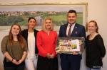 Prezydent Mariusz Chrzanowski z prezentem przekazanym od burmistrza Sigtuny