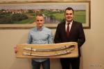 Patryk Surdyn z mistrzowską szablą i prezydent Łomży Mariusz Chrzanowski