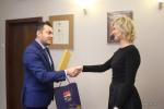 Akt nadania i gratulacje od prezydenta Łomży Mariusza Chrzanowskiego odbiera Izabela Piotrowska z SP 5