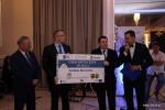 Wicemarszałek województwa podlaskiego Marek Olbryś i zastępca prezydenta Łomży Andrzej Stypułkowski wręczyli czek dotacyjny prezesowi Fundacji Eko Łomża Andrzejowi Ładzie. Obok prezes Podlaskiej Federacji Organizacji Pozarządowych Paweł Backiel