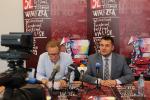 Dyrektor Teatru Lalki i Aktora w Łomży Jarosław Antoniuk (z lewej) i Prezydent Miasta Łomża Mariusz Chrzanowski (z prawej) podczas konferencji