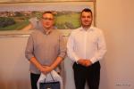 Współwłaściciel Salonu Optycznego LUXVISION, Łukasz Olechwierowicz w gabinecie prezydenta Łomży Mariusza Chrzanowskiego