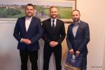 Od lewej: prezydent Łomży Mariusz Chrzanowski, radny Piotr Serdyński oraz europoseł Tomasz Frankowski