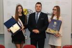 Wiktoria Wiśniewska z pamiątkowym grawertonem od prezydenta Łomży Mariusza Chrzanowskiego. Obok Anna Kurządkowska-Kosińska z Biura Miss Polski