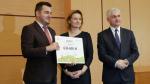 Prezydent Łomży Mariusz Chrzanowski z promesą na utworzenie Miejskiego Żłobka nr 3. Obok Barbara Socha, wiceminister rodziny, pracy i polityki społecznej i Bohdan Paszkowski, wojewoda podlaski (fot. Podlaski Urząd Wojewódzki)