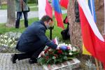 w imieniu mieszkańców i władz Łomży kwiaty złożył prezydent Mariusz Chrzanowski