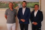 Od lewej: Koordynator Akademii Piłki Nożnej Łomża Sławomir Stanisławski, Prezydent Łomży Mariusz Chrzanowski i Dyrektor MOSiR Andrzej Modzelewski