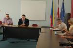 Zastępca prezydenta Łomży Andrzej Stypułkowski i naczelnik Wydziału Edukacji Urzędu Miejskiego w Łomży Paweł Piwowarski