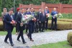 Hołd ofiarom II wojny światowej oddają przedstawiciele samorządu Miasta Łomża: zastępcy prezydenta Łomży - Andrzej Stypułkowski i Andrzej Garlicki oraz radny Rady Miejskiej Łomży Artur Nadolny