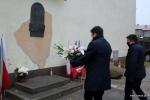 kwiaty pod pamiątkową tablicą złożyli m.in. prezydent Łomży Mariusz Chrzanowski i jego zastępca Andrzej Stypułkowski