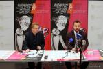 dyrektor TLiA Jarosław Antoniuk oraz prezydent Łomży Mariusz Chrzanowski podczas konferencji prasowej poświęconej 34. Międzynarodowemu Festiwalowi Teatralnemu Walizka