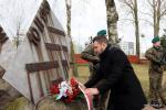 prezydent Łomży Mariusz Chrzanowski składa kwiaty przed pomnikiem Sybiraków przy ul. Katyńskiej