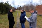 prezydent Mariusz Chrzanowski, architekt Tomasz Walczuk oraz przewodniczący Rady i Zarządu Osiedla nr 10 Wojciech Klimaszewski na os. Kraska w miejscu, gdzie ma powstać plac zabaw