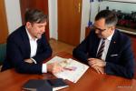 zastępca prezydenta Łomży Andrzej Garlicki i Marcin Horała pełnomocnik Rządu ds. Centralnego Portu Komunikacyjnego