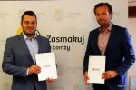 prezydent Łomży Mariusz Chrzanowski i Marcin Kucharski, prezes firmy Busnex Poland