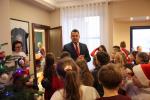 Dzieci ubrały urzędowe choinki