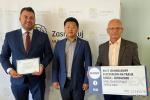 prezydent Łomży Mariusz Chrzanowski, Account Manager Yutong Ivan Liu, prezes MPK sp. z o.o. Janusz Nowakowski