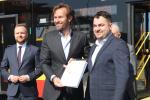 Prezes zarządu Busnex Poland Sp. z o.o. Marcin Kucharski i prezydent Łomży Mariusz Chrzanowski