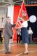 Prezydent Łomży Mieczysław Czerniawski przekazuje sztandar Dyrektor Halinie Dąbrowskiej