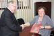 Prezydent Łomży Mieczysław Czerniawski i Teresa Steckiewicz, Prezes Łomżyńskiego Towarzystwa Przyjaciół Chorych "Hospicjum" pod wezwaniem Świętego Ducha w Łomży