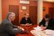 Od lewej: przedstawiciel PGE Obrót S.A. Arkadiusz Kujawa, skarbnik Miasta Elżbieta Parzych oraz Prezydent Łomży Mariusz Chrzanowski