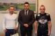 Damian Zorczykowski (pierwszy z lewej) i Patryk Surdyn (pierwszy z prawej) gościli u Prezydenta Łomży Mariusza Chrzanowskiego (w środku)
