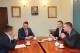 Spotkanie Prezydenta Łomży Mariusza Chrzanowskiego z prezesem Podlaskiego Związku Piłki Nożnej Sławomirem Kopczewskim. Z prawej dyrektor MOSiR Andrzej Modzelewski, z lewej prezes ŁKS Łukasz Uściłowski