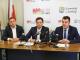 Od prawej: prezydent Łomży Mariusz Chrzanowski, Paweł Backiel (dyrektor OWES w subregionie łomżyńskim), Tomasz Wróblewski (kierownik biura OWES)