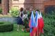 Kwiaty składa posłanka Bernadeta Krynicka