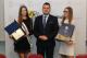 Wiktoria Wiśniewska z pamiątkowym grawertonem od prezydenta Łomży Mariusza Chrzanowskiego. Obok Anna Kurządkowska-Kosińska z Biura Miss Polski