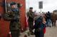 składanie kwiatów przed tablicą "Pamięci Zesłanych przez sowieckiego okupanta w latach 1940-1941 na nieludzką ziemię"