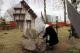 składanie kwiatów przed pomnikiem Sybiraków przy ul. Katyńskiej